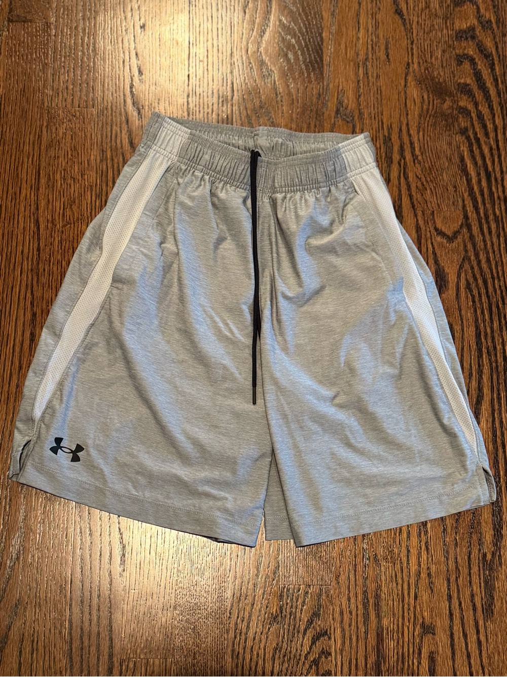 Men’s Under Armour gray athletic shorts size small